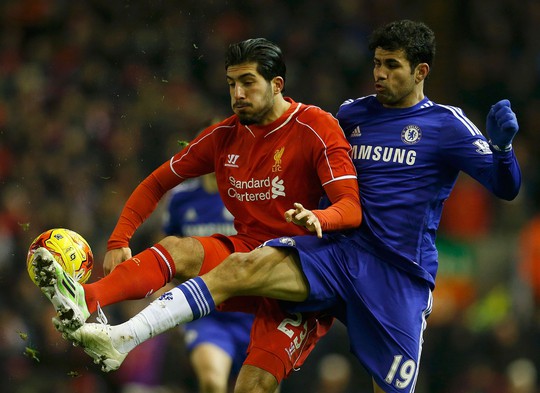 Nếu đòi được nợ, Liverpool của E. Can (trái) sẽ khiến Chelsea lún sâu vào khủng hoảng và Mourinho mất việc Ảnh: REUTERS