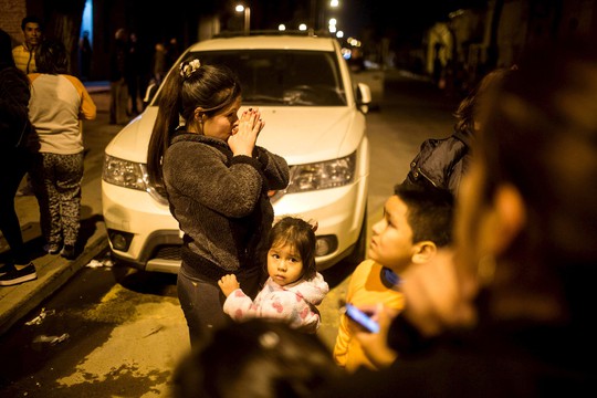 Người dân hoảng sợ chạy ra đường ở thủ đô Santiago sau trận động đất Ảnh: REUTERS