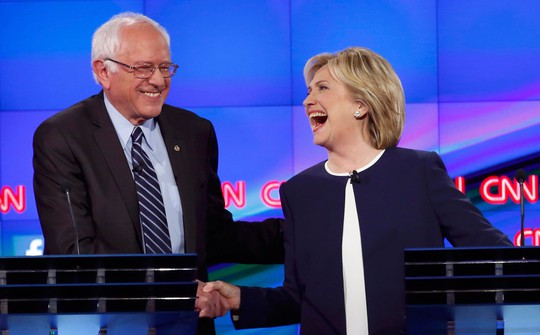 
Cựu ngoại trưởng Hillary Clinton bắt tay thượng nghị sĩ Bernie Sanders

tai cuộc tranh luận hôm 13-10 Ảnh: REUTERS
