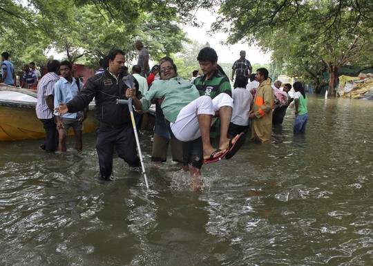 Người dân được sơ tán khỏi khu vực ngập lụt ở TP Chennai hôm 3-12 Ảnh: REUTERS