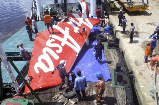 Một mảnh vỡ của chiếc AirAsia QZ8501 được tìm thấy Ảnh: REUTERS