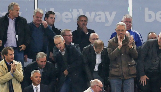 HLV Mourinho xem hiệp 2 trận Chelsea thua chủ nhà West Ham 1-2 trên khán đài VIP Ảnh: REUTERS