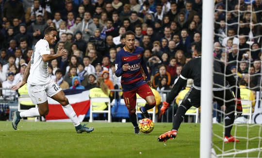 Neymar (giữa) đáp ứng kỳ vọng với 1 bàn thắng và 1 pha kiến tạo trong trận đại thắng của Barcelona Ảnh: REUTERS