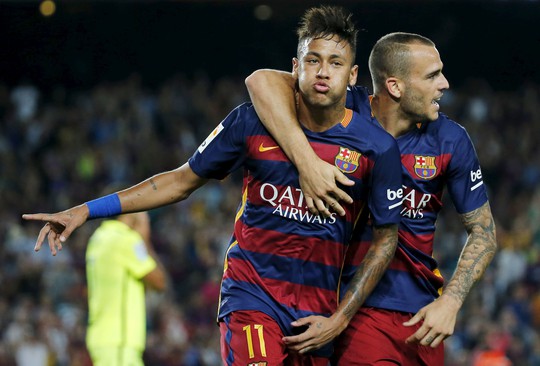 Niềm vui sẽ sớm trở lại với Neymar (trái) cùng Barcelona Ảnh: REUTERS