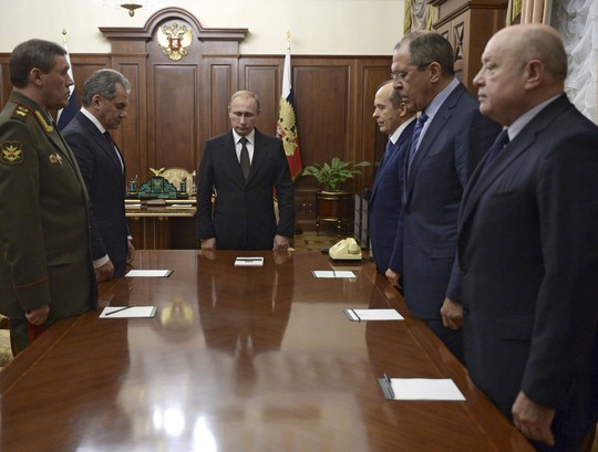 Tổng thống Nga Putin và giới chức an ninh dành một phút mặc niệm cho các nạn nhân vụ rơi máy bay tại Ai Cập trước cuộc họp ở điện Kremlin hôm 17-11 Ảnh: REUTERS