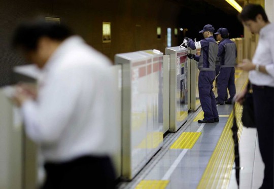 Nhân viên kiểm tra một ga tàu điện ngầm tại Tokyo hôm 10-9, ngày đầu tiên của tuần lễ phòng chống tự tử ở Nhật Bản Ảnh: AP