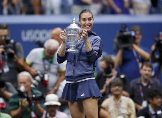 Pennetta với chiếc cúp vô địch nữ Giải Mỹ mở rộng 2015Ảnh: REUTERS