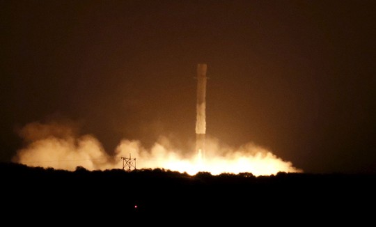 Tên lửa Falcon-9 hạ cánh theo phương thẳng đứng hôm 21-12 Ảnh: REUTERS