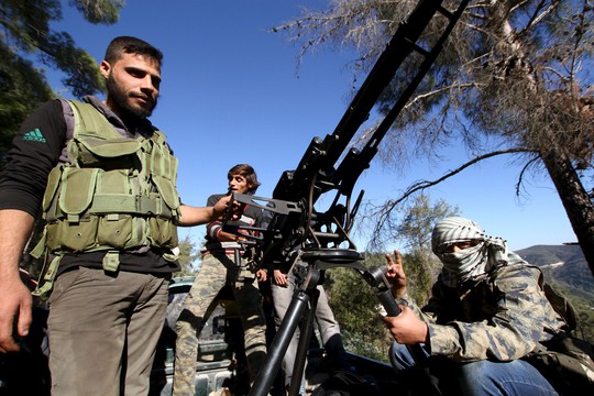 
Tay súng nhóm Turkmen cùng vũ khí tại tại làng Yamadi, gần biên giới giữa Syria và Thổ Nhĩ Kỳ

Ảnh: REUTERS
