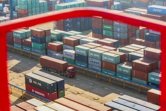 Kim ngạch xuất nhập khẩu của Trung Quốc sụt giảm trong tháng rồi Ảnh: REUTERS