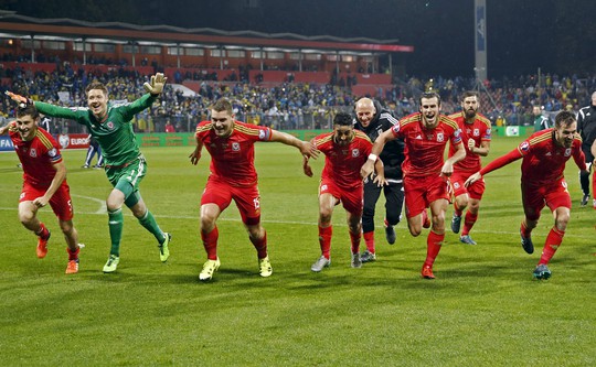 Các cầu thủ Xứ Wales ăn mừng sau khi chính thức giành vé dự VCK Euro 2016 Ảnh: REUTERS