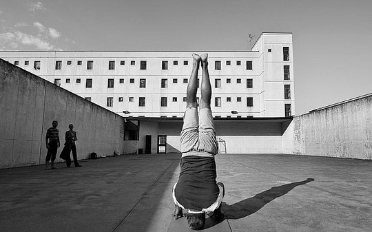 Một tù nhân tập yoga tại nhà tù Bollate, TP Milan - Ý Ảnh: ALAMY