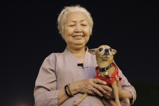 
Bà Lan (51 tuổi, ngụ quận 1) mang chú chó cưng của mình đi đón Noel sớm.
