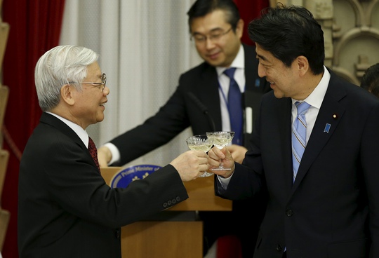 Tổng Bí thư Nguyễn Phú Trọng và Thủ tướng Shinzo Abe tại tiệc chiêu đãi Ảnh: REUTERS