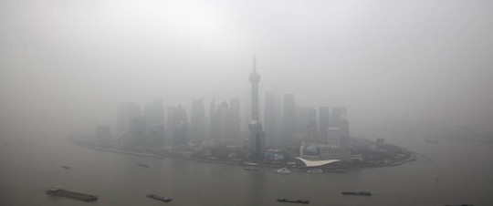 
Khói mù bao trùm TP Thượng Hải - Trung Quốc,

một trong những nơi bị đe dọa khi mực nước biển dâng cao Ảnh: REUTERS
