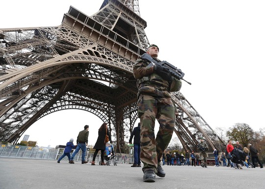 Binh sĩ Pháp tuần tra gần tháp Eiffel ở thủ đô Paris - Pháp hôm 14-11 Ảnh: REUTERS