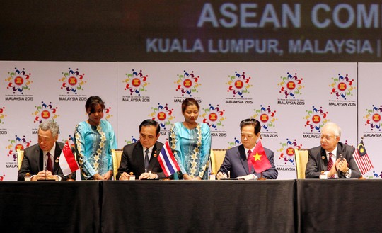 Thủ tướng Nguyễn Tấn Dũng tại lễ ký Tuyên bố Kuala Lumpur về việc thành lập Cộng đồng ASEAN và Tuyên bố Tầm nhìn ASEAN 2025 Ảnh: TTXVN