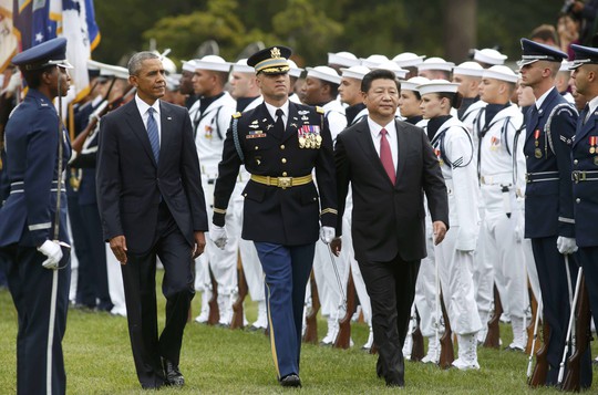 
Tổng thống Mỹ Barack Obama (trái) đón tiếp Chủ tịch Trung Quốc Tập Cận Bình (phải) tại Nhà Trắng theo nghi lễ chính thức. Ảnh: REUTERS
