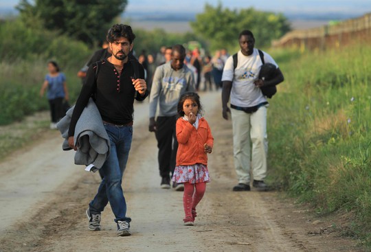 Một nhóm người di cư đi bộ từ Serbia qua Croatia hôm 16-9. Ảnh: REUTERS