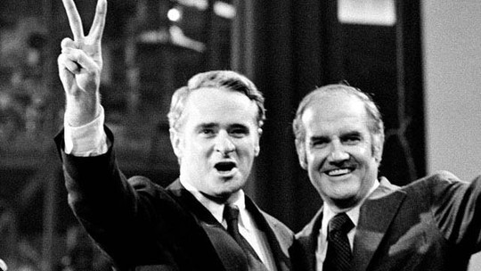 Ông Thomas Eagleton (trái) chỉ làm ứng viên phó tổng thống được 18 ngày hồi năm 1972 Ảnh: AP