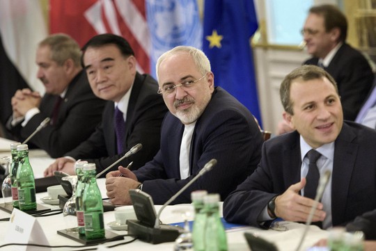 Ngoại trưởng Iran Mohammad Javad Zarif (thứ 2 từ phải sang) tại hội nghị quốc tế về Syria Ảnh: REUTERS