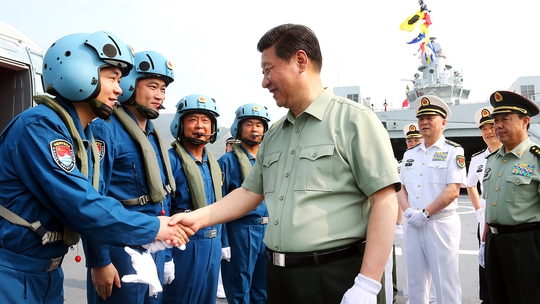 Chủ tịch Trung Quốc Tập Cận Bình bắt tay các thủy thủ trên tàu đổ bộ Tỉnh Cương Sơn Ảnh: TÂN HOA XÃ