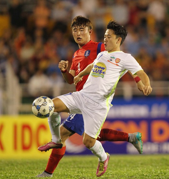 
Phút 79, cầu thủ Minh Vương (11) vào thay Hồng Duy (7), đã gây không ít khó khăn cho U19 Hàn Quốc
