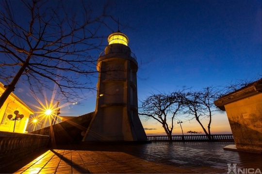 
Buông đêm lung linh ánh đèn ở hải đăng Vũng Tàu - Ảnh: Hnica
