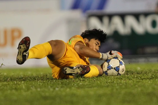 
Hầu hết các pha tấn công của các cầu thủ U21 HAGL đều bị thủ môn Song Bumkeun (Hàn Quốc) cản phá
