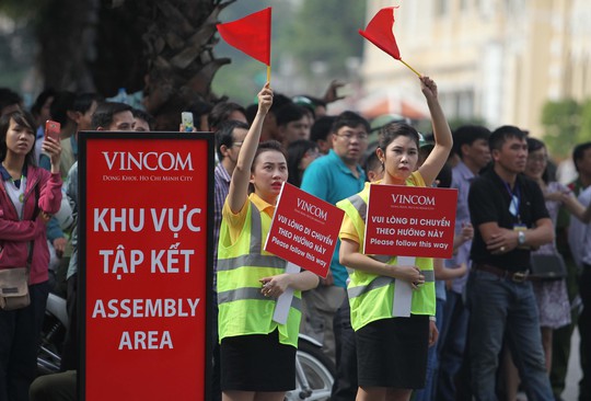 
Toàn bộ người làm việc trong tòa nhà được di tản ra khỏi tòa nhà an toàn
