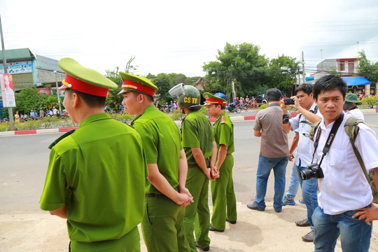 
Công an bảo vệ hiện trường vụ thảm sát, các phóng viên túc trực theo dõi
