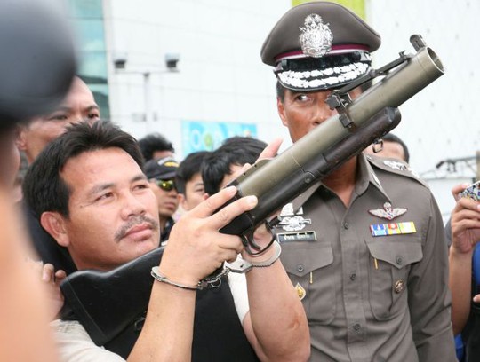Một trong 4 nghi phạm thực nghiệm hiện trường vụ phóng lựu đạn. Ảnh: Bangkok Post