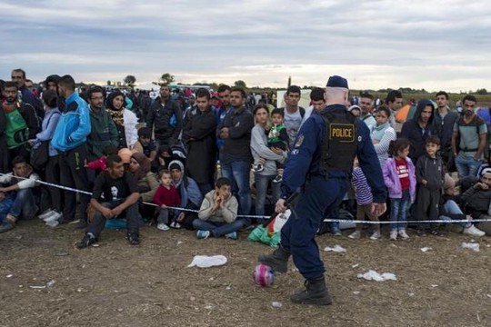 Người di cư chờ đợi ở ngôi làng Roszke - Hungary hôm 6-9. Ảnh: Reuters