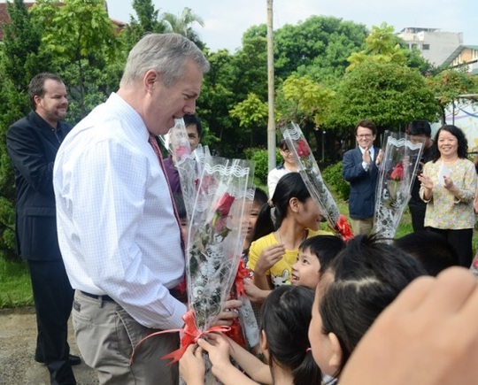 Tới thăm các cháu tại Làng Trẻ em SOS Việt Nam, Đại sứ Mỹ Ted Osius đã được các cháu tặng rất nhiều hoa tươi