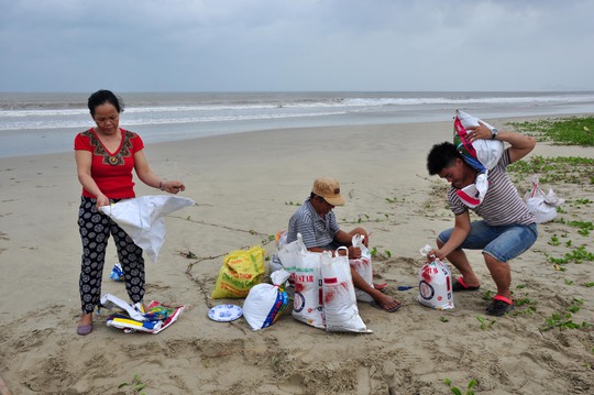 Nhiều người dân Quảng Ngãi đang chuẩn bị những bao cát chằng chống nhà cửa