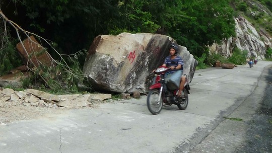
Nhiều tảng đá to trên núi Cấm đã rơi xuống đường
