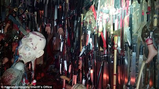 
3.714 thanh mã tấu, kiếm và dao cùng hàng trăm bộ phận cơ thể và đầu lâu giả treo trong nhà bà Dykema. Ảnh: Daily Mail
