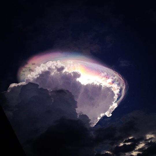 Đám mây óng ánh nhiều màu sắc xuất hiện trên bầu trời Costa Rica. Ảnh: ABC News