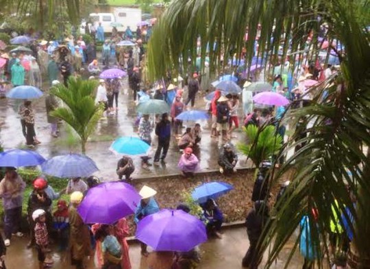 
Rất đông người dân đội mưa đến xem phiên xét xử lưu động tại UBND xã Nguyệt Ấn
