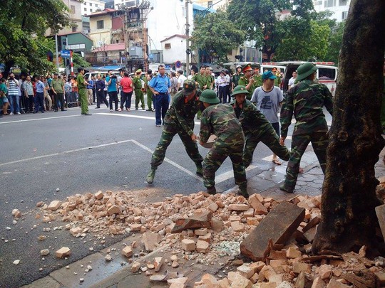 Lực lượng quân đội chuyển đất đá khỏi khu vực nhà đổ - Ảnh: Nguyễn Quyết