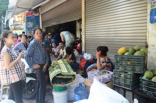 Sáng nay 23-9 người dân buôn bán trong khu căn nhà 107 Trần Hưng Đạo đưa đồ đạc ra phía ngoài