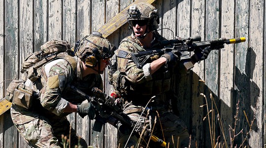 Quân đội NATO tập trận gần TP Regensburg - Đức. Ảnh: Reuters