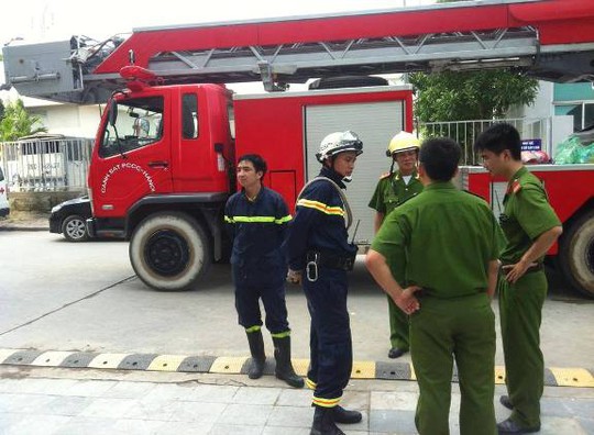 2 xe chữa cháy có thang cùng xe cứu thương được điều đến hiện trường