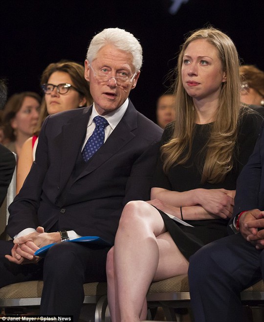 Cựu Tổng thống Mỹ Bill Clinton (trái) và ái nữ Chelsea Clinton. Ảnh: Splash News