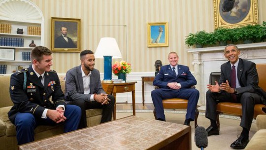 Ba anh hùng nước Mỹ gặp Tổng thống Obama tại Phòng Bầu dục. Ảnh: AP