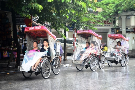 
Theo cơ quan Trung tâm Khí tượng Thủy văn Trung ương, tại Hà Nội có gió đông bắc cấp 2 - 3. Trời lạnh. Nhiệt độ thấp nhất từ 19 - 22 độ C. Nhiệt độ cao nhất từ 21 - 24 độ C -- Ảnh: Khách du lịch ngồi xích lô ngắm phố cổ trong mưa
