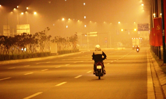 Tuyến đường Phạm Văn Đồng (Thủ Đức) rạng sáng mù sương