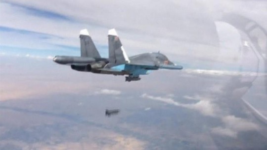 Máy bay Su-34 của Nga thả bom xuống Syria. Ảnh: Reuters