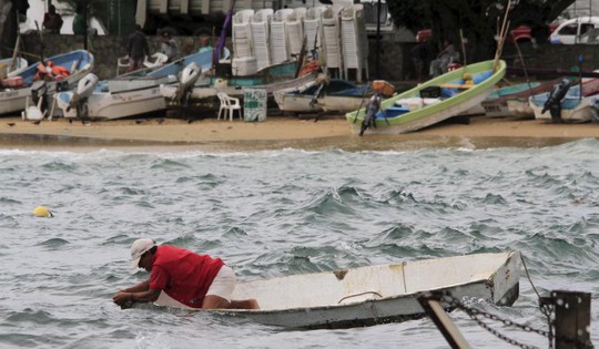 
Ngư dân ở TP Acapulco kiểm tra thuyền bè đối phó với bão Patricia. Ảnh: Reuters
