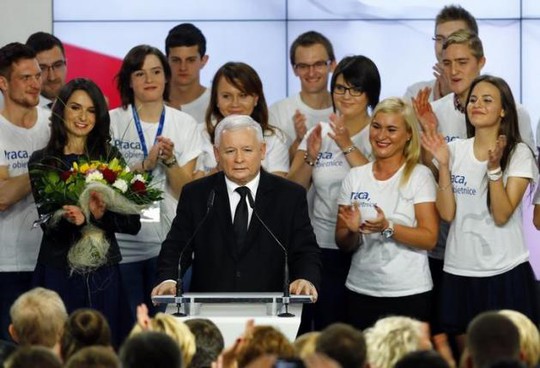 Ông Kaczynski phát biểu trước những người ủng hộ hôm 25-10. Ảnh: Reuters